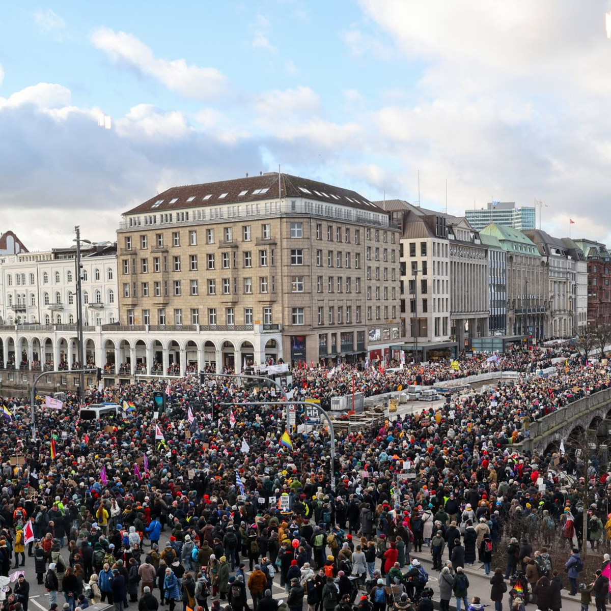 Die Vorgänge im Bundestag mobilisieren Zehntausende AfD-Gegner, die sich wie hier in Hamburg zu Demonstrationen versammeln.  - Foto: Christian Charisius/dpa