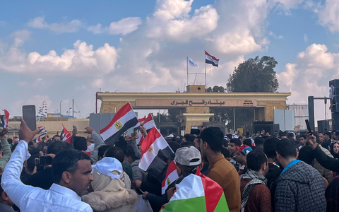 Erste Hilfslieferungen im großen Stil haben erstmals seit Monaten den Gazastreifen erreicht, nachdem Israel Militär eine zeitlich und örtlich begrenzte Feuerpause angekündigt hatte.  - Foto: Mohammed Arafat/AP/dpa