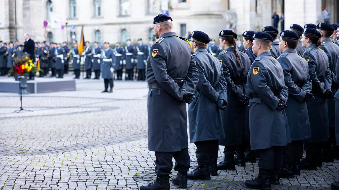 Die Bundeswehr soll gestärkt werden - muss aber mit weniger Soldaten auskommen. - Bild: Michael Matthey/dpa