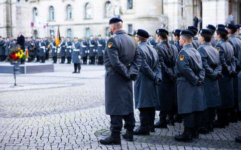 Die Bundeswehr soll gestärkt werden - muss aber mit weniger Soldaten auskommen. - Foto: Michael Matthey/dpa