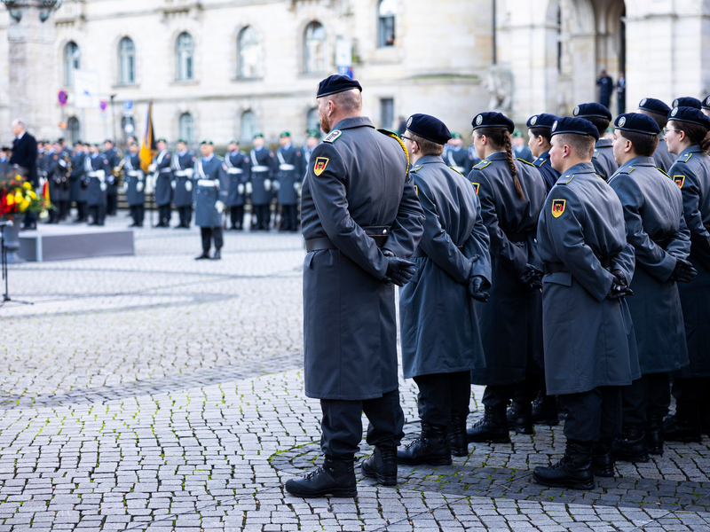 Die Bundeswehr soll gestärkt werden - muss aber mit weniger Soldaten auskommen. - Foto: Michael Matthey/dpa