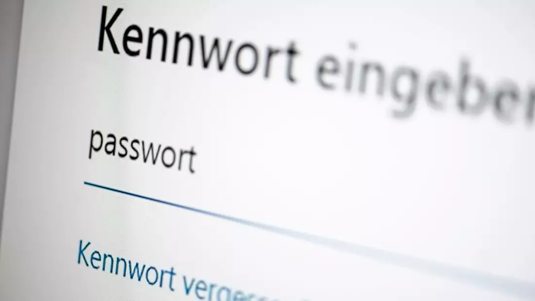 Ein starkes Passwort reicht nicht mehr aus, um einen Online-Account ausreichend abzusichern. (Symbolbild) - Bild: Fabian Sommer/dpa