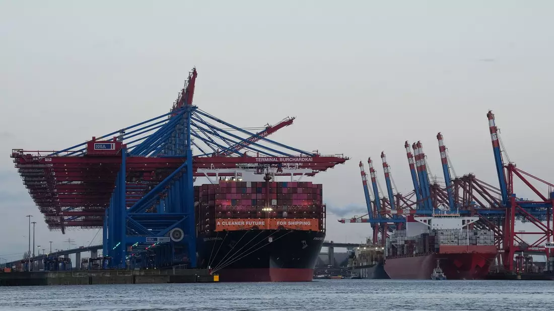 Containerschiffe von Hapag-Lloyd und Maersk liegen im Hamburger Hafen. (Archivbild) - Bild: Marcus Brandt/dpa