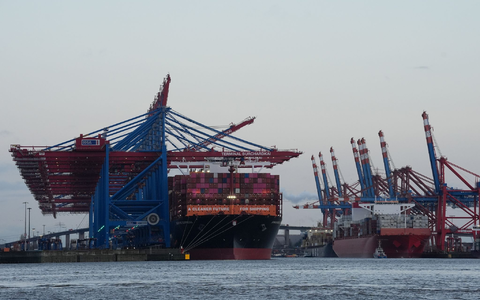 Containerschiffe von Hapag-Lloyd und Maersk liegen im Hamburger Hafen. (Archivbild) - Foto: Marcus Brandt/dpa Containerschiffe von Hapag-Lloyd und Maersk liegen im Hamburger Hafen. (Archivbild) - Foto: Marcus Brandt/dpa