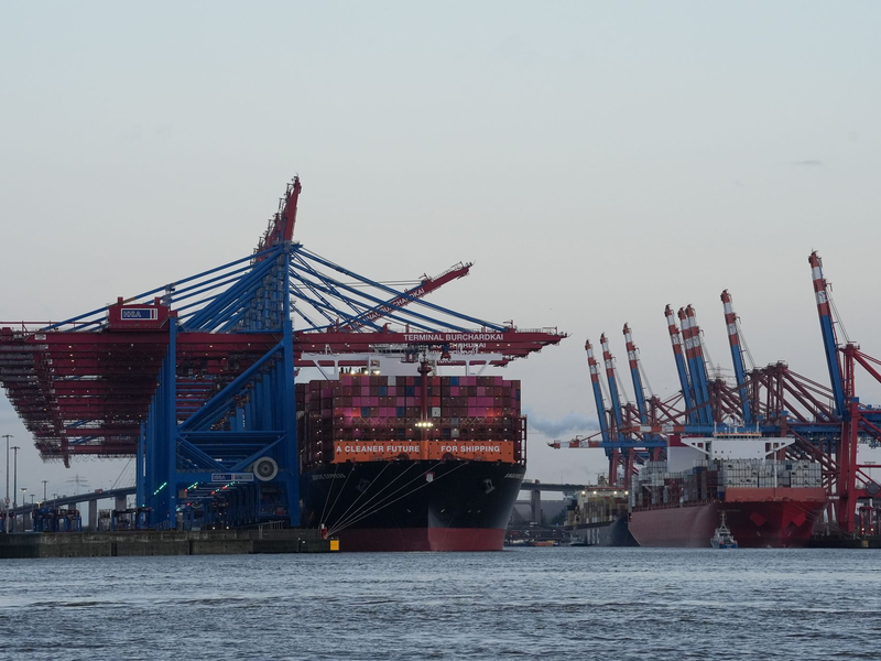 Containerschiffe von Hapag-Lloyd und Maersk liegen im Hamburger Hafen. (Archivbild) - Foto: Marcus Brandt/dpa