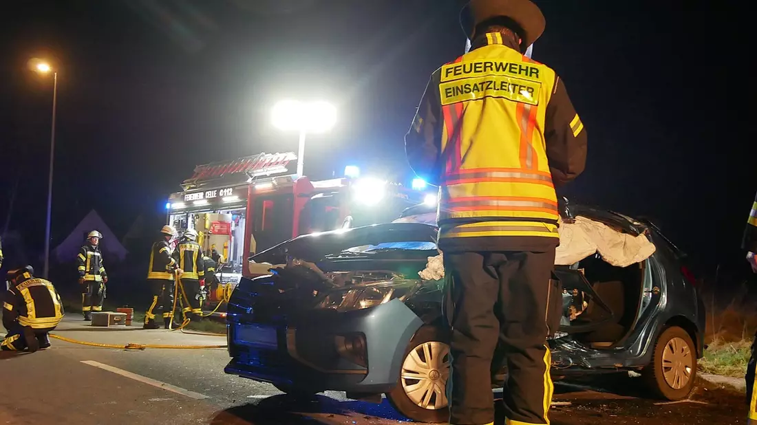 FW Celle: Verkehrsunfall - eine Person im Fahrzeug eingeschlossen - Bild: presseportal.de