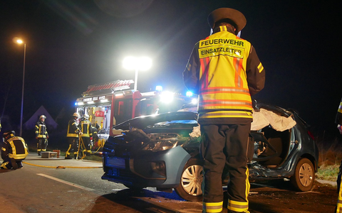 FW Celle: Verkehrsunfall - eine Person im Fahrzeug eingeschlossen - Foto: presseportal.de