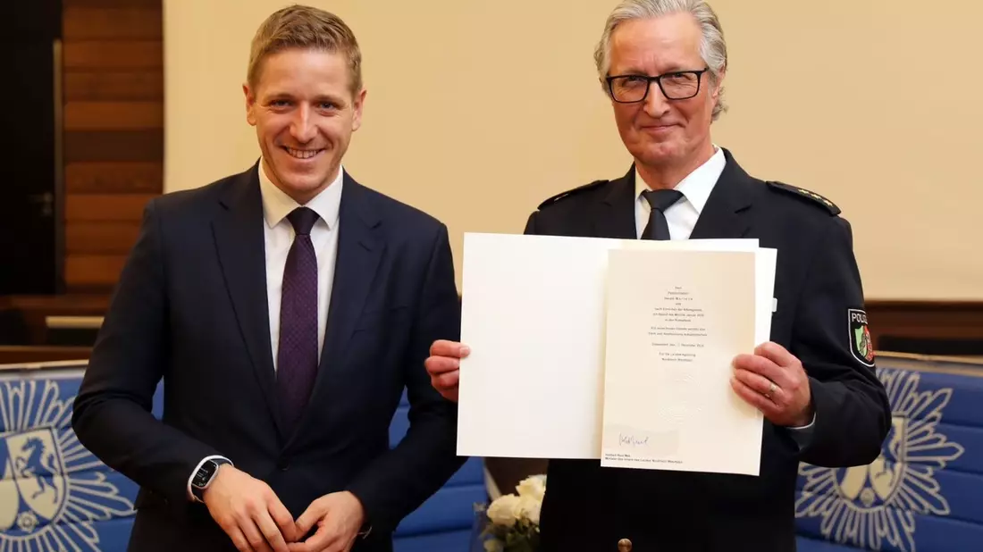 POL-EU: Polizeidirektor Harald Mertens in den Ruhestand verabschiedet - Nachfolge steht fest - Bild: presseportal.de