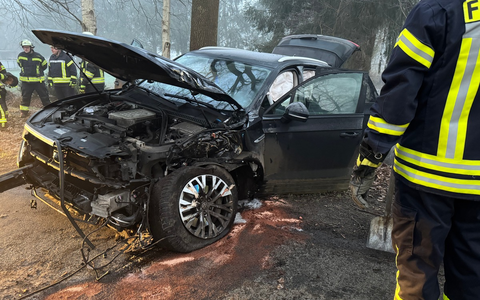 FFW Fredenbeck: 20-jähriger fährt gegen Baum / PKW stark beschädigt - Foto: presseportal.de