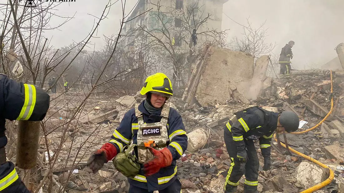 Der Raketenangriff auf Poltawa tötete etliche Menschen. - Bild: Uncredited/Ukrainian Emergency Service/AP/dpa