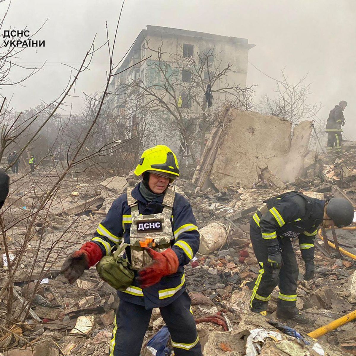 In der Stadt Poltawa in der Zentralukraine sind viele Menschen beim Einschlag einer russischen Rakete in einem Wohnhaus getötet worden. - Foto: Uncredited/Ukrainian Emergency Service/AP/dpa