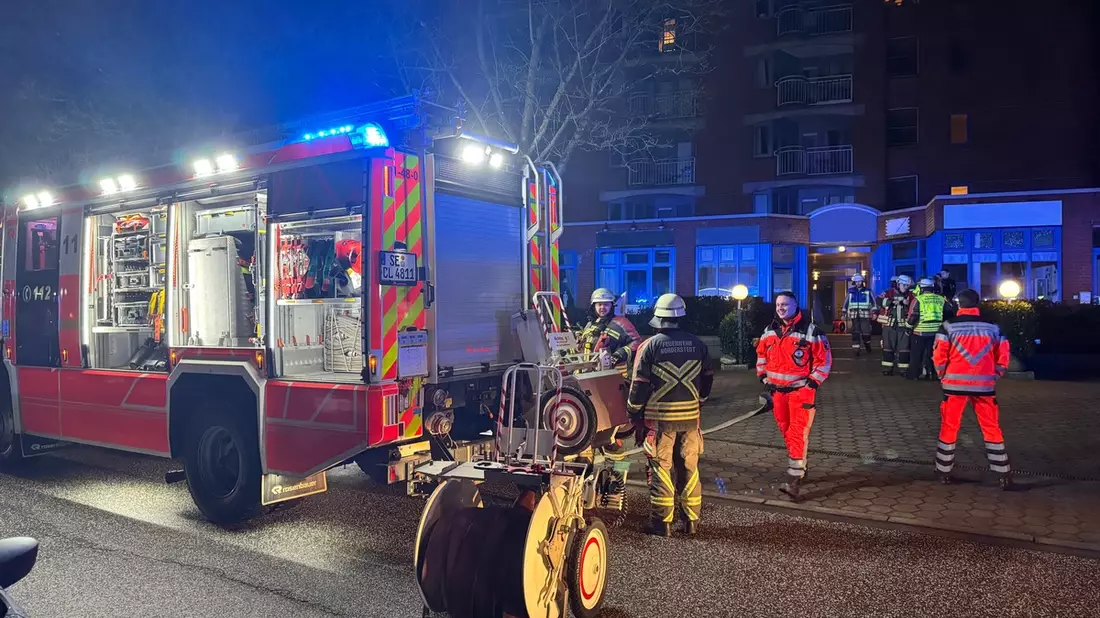 FW Norderstedt: Brand im Lütjenmoor - Feuerwehr rettet eine Person im 4. Obergeschoss - Bild: presseportal.de