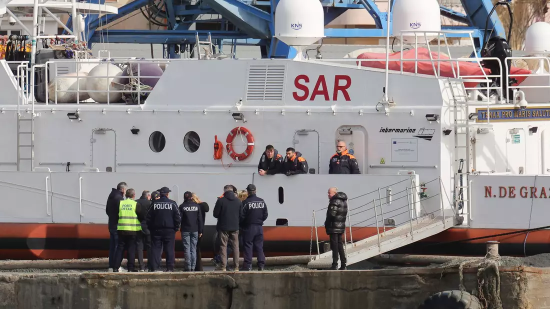Ein Schiff der italienischen Küstenwache bringt eine Gruppe von 43 Migranten aus Albanien nach Italien. (Archivbild) - Bild: Vlasov Sulaj/AP/dpa