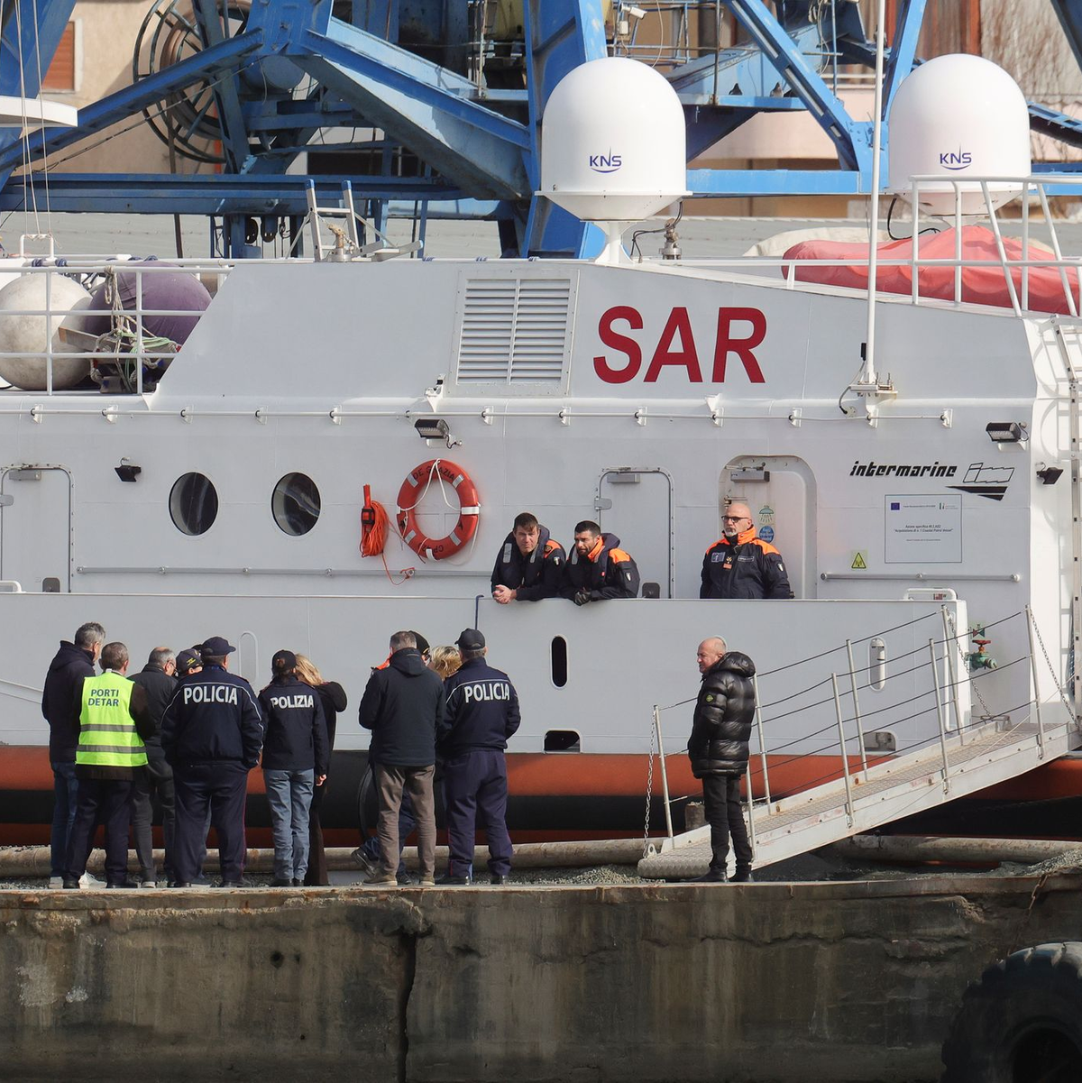Ein Schiff der italienischen Küstenwache bringt eine Gruppe von 43 Migranten aus Albanien nach Italien. (Archivbild) - Foto: Vlasov Sulaj/AP/dpa
