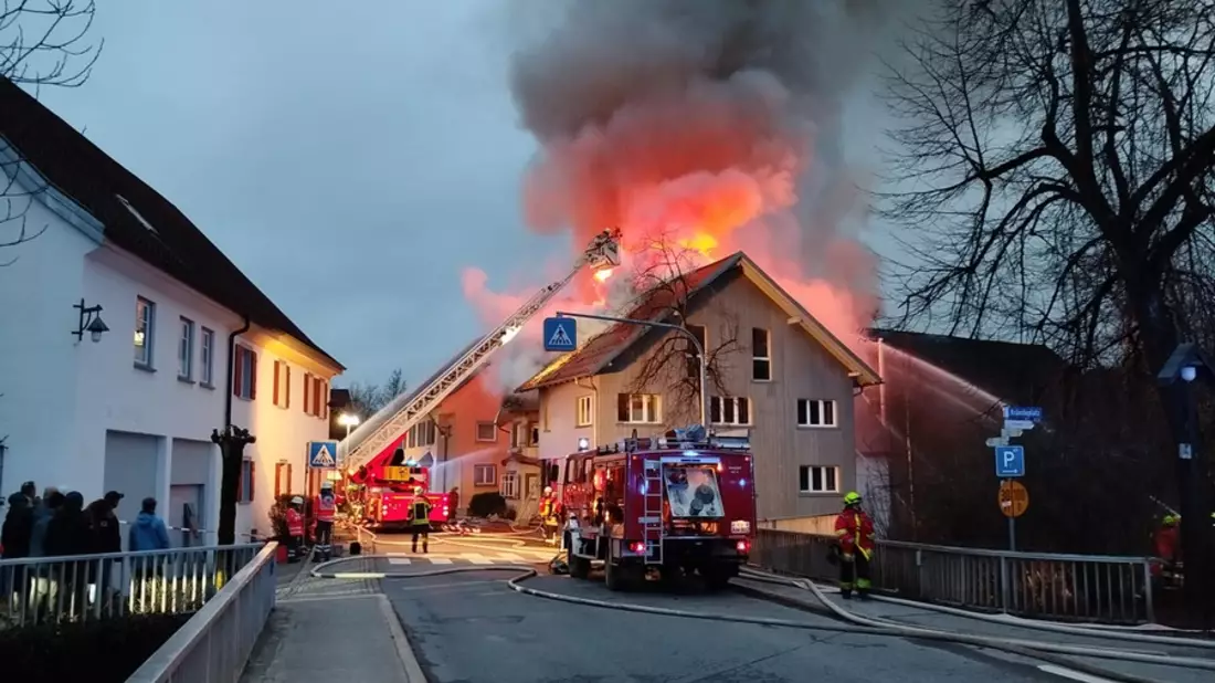 LRA-Ravensburg: Gebäudebrand am Freitagnachmittag, im Ortskern von Amtzell, sorgt für Großaufgebot von Feuerwehren aus Amtzell, Wangen, Leutkirch und Baindt - Bild: presseportal.de