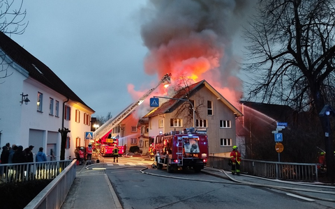 LRA-Ravensburg: GebĂ€udebrand am Freitagnachmittag, im Ortskern von Amtzell, sorgt fĂŒr GroĂaufgebot von Feuerwehren aus Amtzell, Wangen, Leutkirch und Baindt - Foto: presseportal.de LRA-Ravensburg: GebĂ€udebrand am Freitagnachmittag, im Ortskern von Amtzell, sorgt fĂŒr GroĂaufgebot von Feuerwehren aus Amtzell, Wangen, Leutkirch und Baindt - Foto: presseportal.de