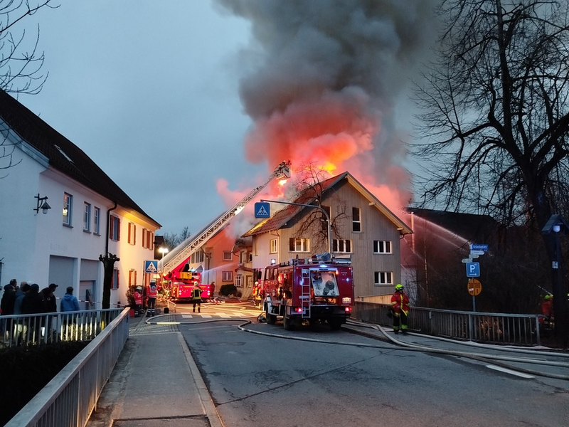 LRA-Ravensburg: Gebäudebrand am Freitagnachmittag, im Ortskern von Amtzell, sorgt für Großaufgebot von Feuerwehren aus Amtzell, Wangen, Leutkirch und Baindt - Foto: presseportal.de