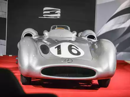 Nicht gerade günstig, aber dennoch bei weitem nicht das teuerste Auto der Welt: Ein seltener «Silberpfeil» aus dem Jahr 1954 ist in Stuttgart für 46,5 Millionen Euro versteigert worden. - Foto: Jason Tschepljakow/dpa