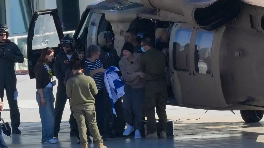 Insgesamt drei aus Israel entführte Männer kamen im Rahm eines Deals zwischen Israel und der Hamas am Samstag frei. - Bild: Ohad Zwigenberg/AP/dpa