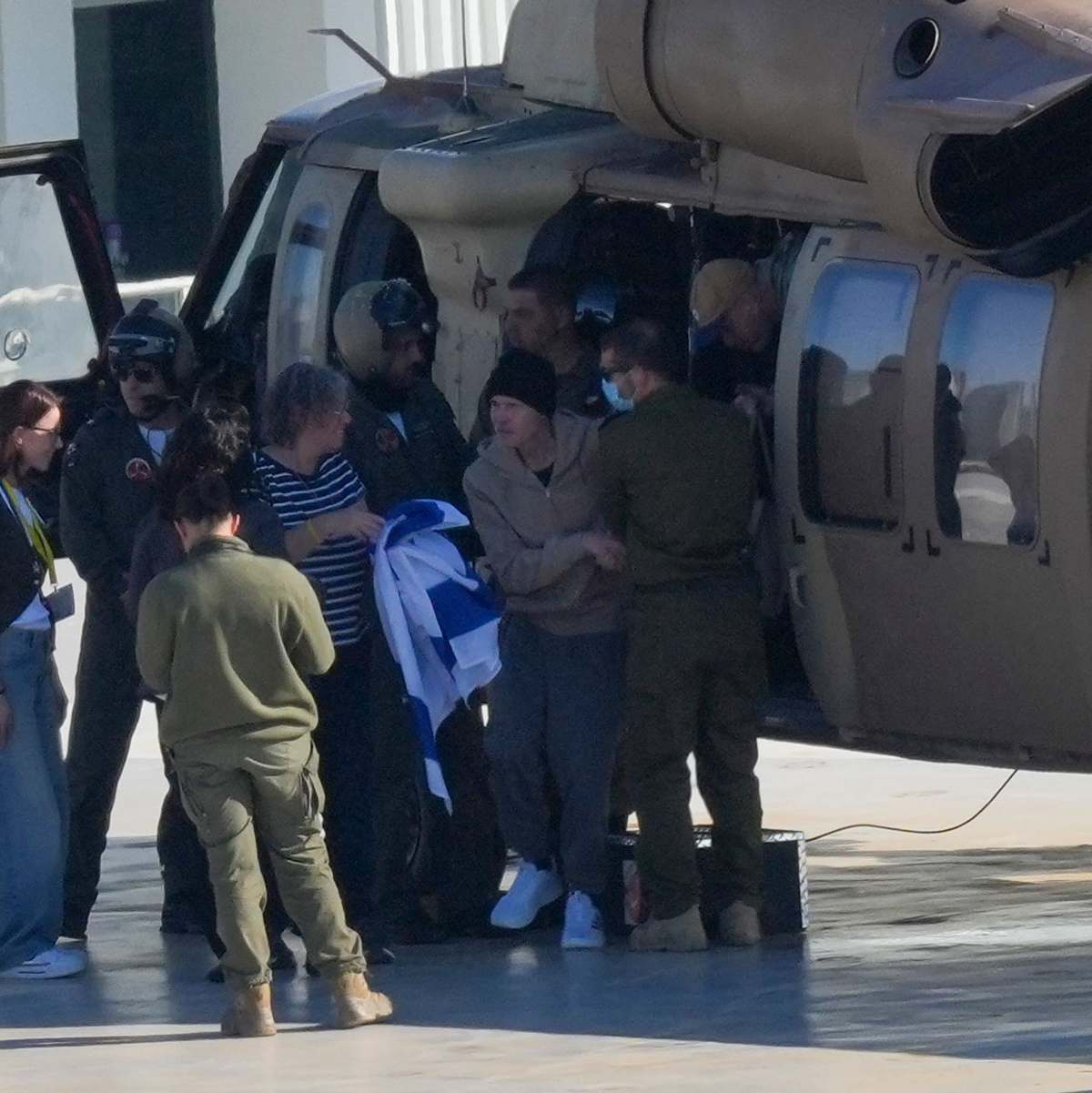 Insgesamt drei aus Israel entführte Männer kamen im Rahm eines Deals zwischen Israel und der Hamas am Samstag frei. - Foto: Ohad Zwigenberg/AP/dpa