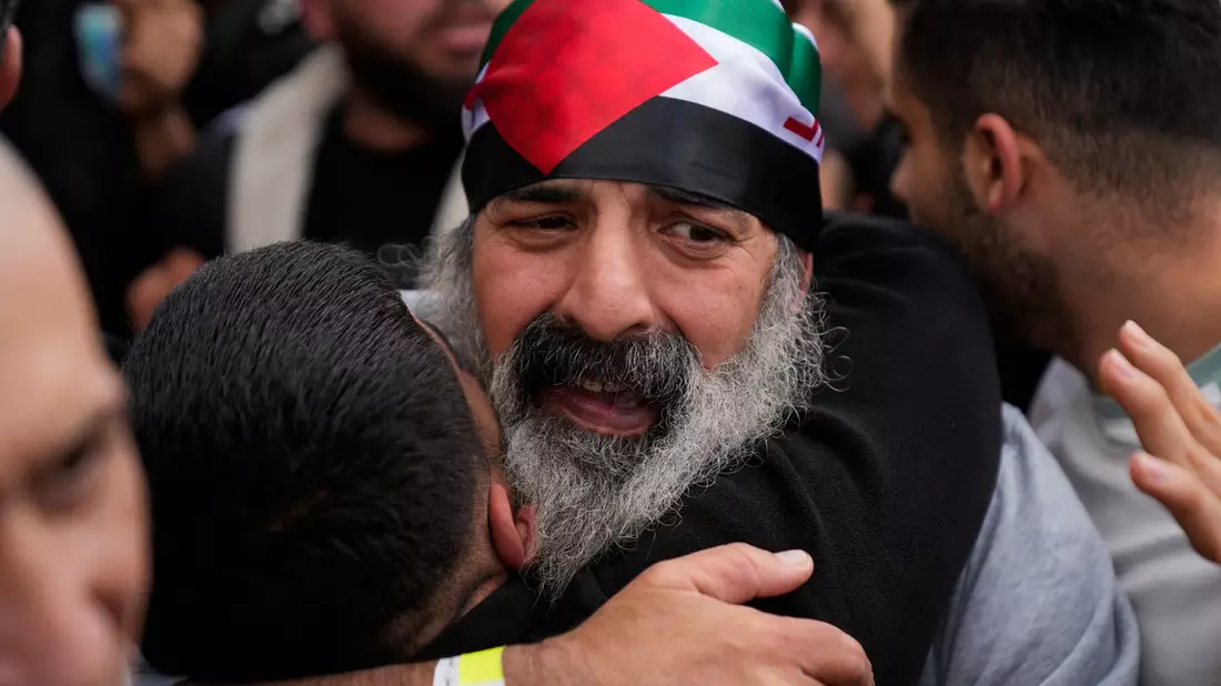 Dutzende palästinensische Häftlinge wurden im Gegenzug für drei aus dem Gazastreifen freigelassene Geiseln aus israelischen Gefängnissen entlassen - Bild: Nasser Nasser/AP/dpa