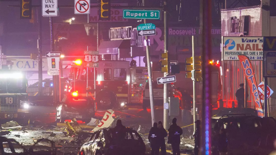 Nach dem Absturz liefen die Rettungs- und Bergungsarbeiten.  - Bild: Uncredited/The Philadelphia Inquirer/AP/dpa