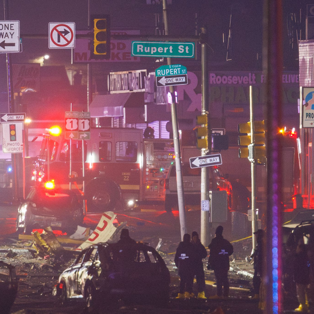 Nach dem Absturz liefen die Rettungs- und Bergungsarbeiten.  - Foto: Uncredited/The Philadelphia Inquirer/AP/dpa