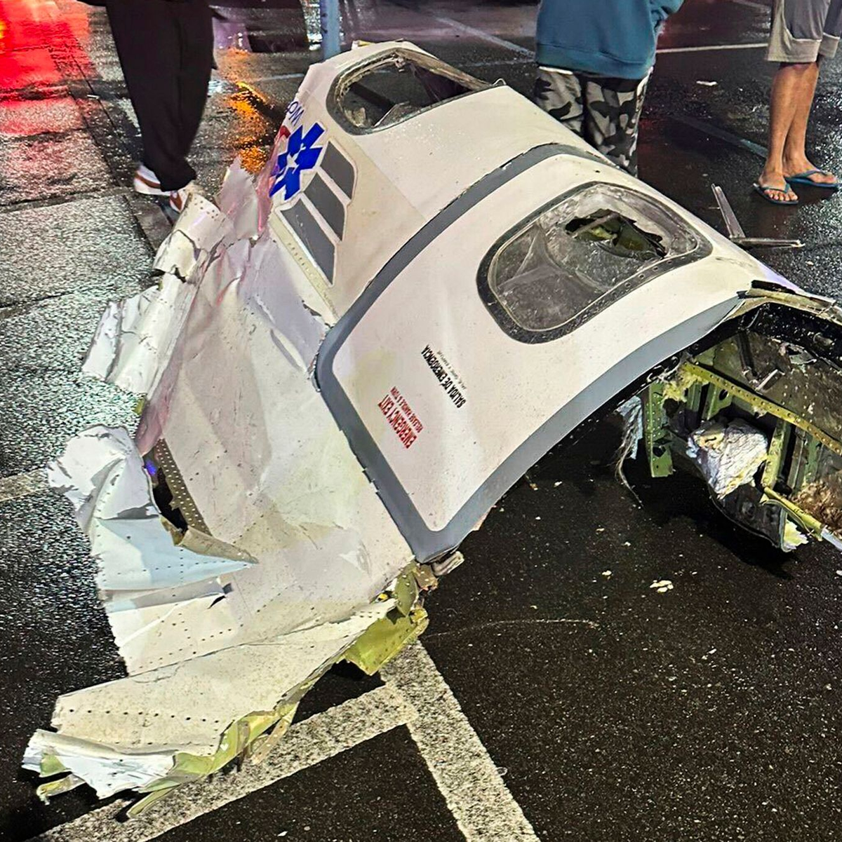 Auf den Straßen lagen Trümmerteile. - Foto: Killiom Pontes/@Kikatechusa via AP/dpa