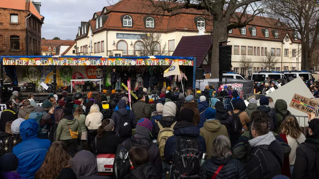 Mehr als 1.000 Menschen demonstrieren laut Polizei gegen die Veranstaltung der JA in der Stadthalle Apolda. - Bild: Michael Reichel/dpa