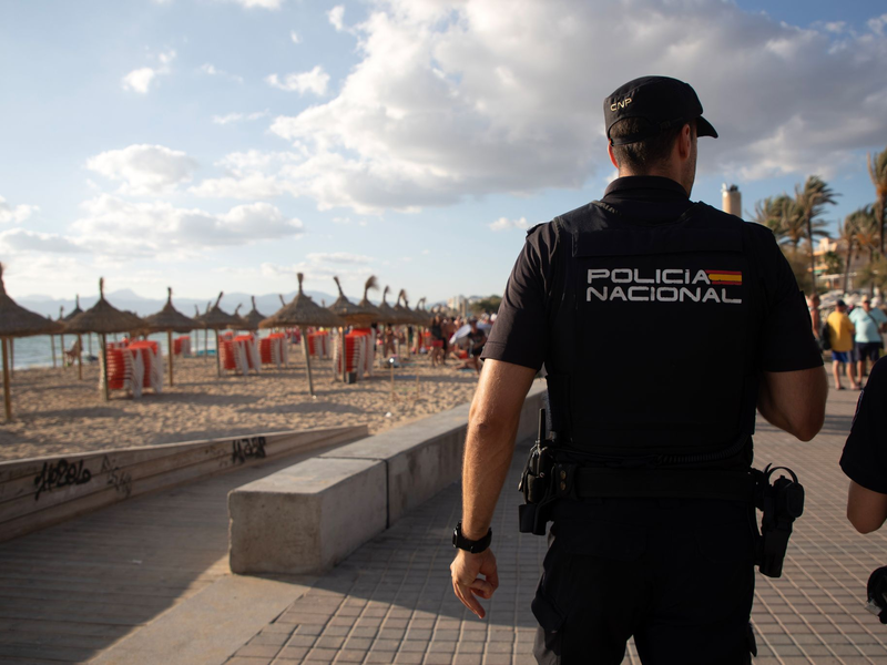 Auch deutsche Polizisten patrouillieren im Sommer an der Playa. (Archivfoto) - Foto: Clara Margais/dpa