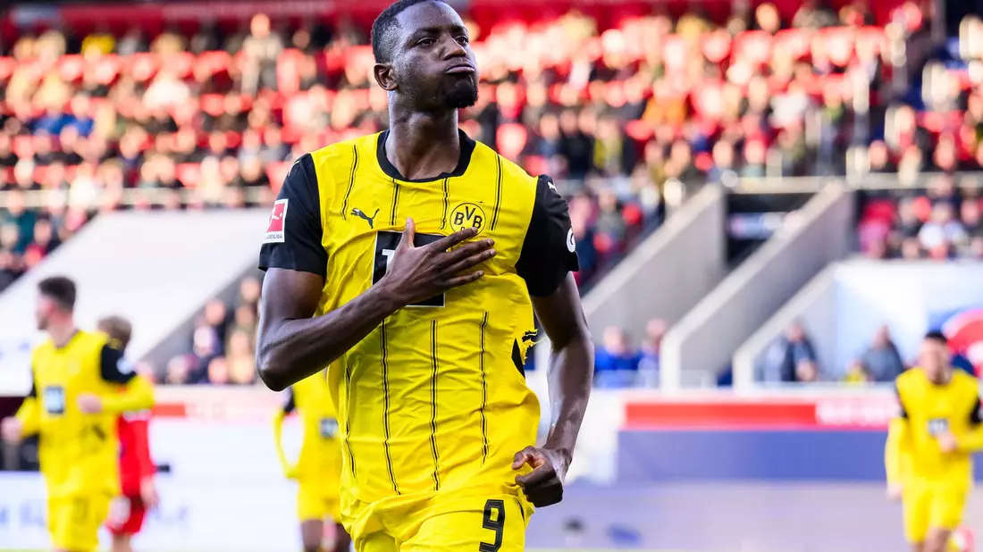 Einer der Dortmunder Aktivposten: Jamie Gittens (l.) im Duell mit Omar Traoré. - Bild: Tom Weller/dpa