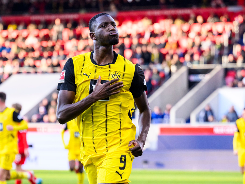 Einer der Dortmunder Aktivposten: Jamie Gittens (l.) im Duell mit Omar Traoré. - Foto: Tom Weller/dpa