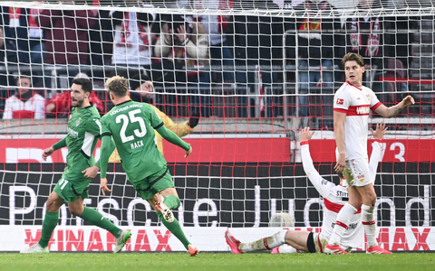 Stuttgarts Nationalspieler Jamie Leweling (r) versuchte viel, hier im Zweikampf mit Gladbachs Robin Hack. - Foto: Harry Langer/dpa Stuttgarts Nationalspieler Jamie Leweling (r) versuchte viel, hier im Zweikampf mit Gladbachs Robin Hack. - Foto: Harry Langer/dpa