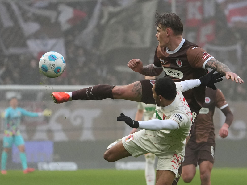 Schiedsrichter Tobias Reichel in Aktion. - Foto: Marcus Brandt/dpa