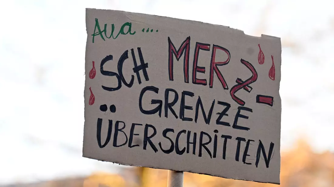 In verschiedenen Städten demonstrieren Menschen gegen eine Zusammenarbeit der Union mit der AfD.  - Bild: Roberto Pfeil/dpa
