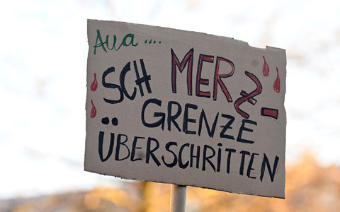 In verschiedenen Städten demonstrieren Menschen gegen eine Zusammenarbeit der Union mit der AfD. - Foto: Roberto Pfeil/dpa In verschiedenen Städten demonstrieren Menschen gegen eine Zusammenarbeit der Union mit der AfD. - Foto: Roberto Pfeil/dpa