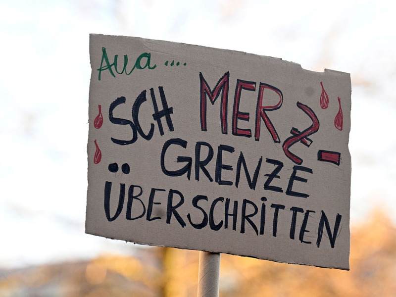 In verschiedenen Städten demonstrieren Menschen gegen eine Zusammenarbeit der Union mit der AfD.  - Foto: Roberto Pfeil/dpa