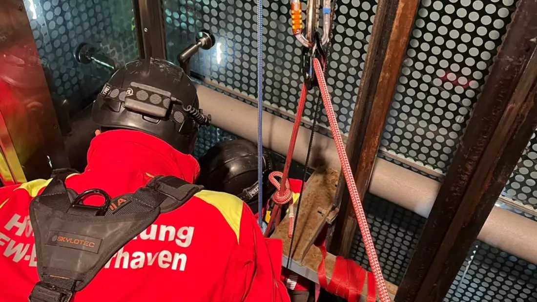 FW Bremerhaven: Höhenretter der Feuerwehr befreien drei Jugendliche aus feststeckendem Aufzug - Bild: presseportal.de