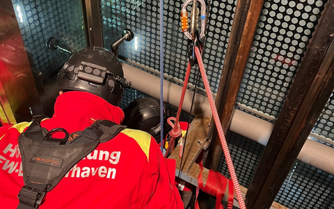FW Bremerhaven: Höhenretter der Feuerwehr befreien drei Jugendliche aus feststeckendem Aufzug - Foto: presseportal.de