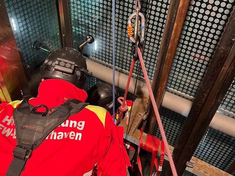 FW Bremerhaven: Höhenretter der Feuerwehr befreien drei Jugendliche aus feststeckendem Aufzug - Foto: presseportal.de