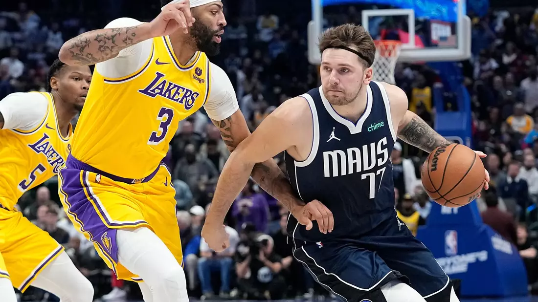 Anthony Davis (links) von den Los Angeles Lakers und Luka Don?i? von den Dallas Mavericks tauschen wohl die Teams. - Bild: LM Otero/AP