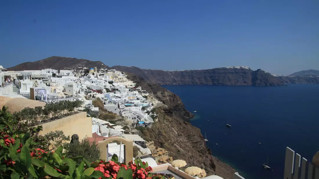 Blick auf das Häusermeer der griechischen Insel Santorini. - Bild: Cindy Riechau/dpa