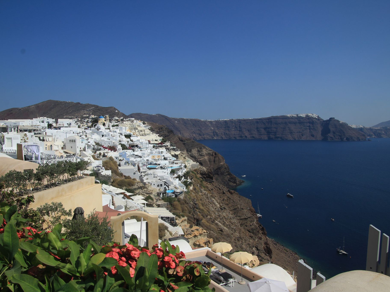 Blick auf das Häusermeer der griechischen Insel Santorini. - Foto: Cindy Riechau/dpa