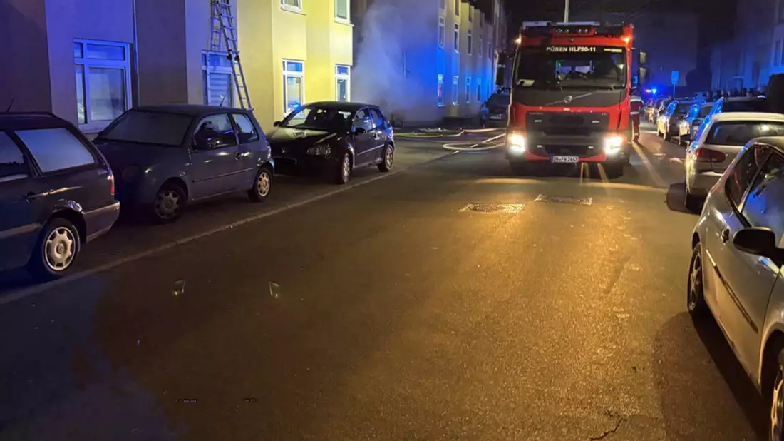 FW Düren: Brand in Hauseinfahrt - Bewohner retten sich über Leitern - Bild: presseportal.de