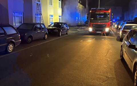 FW Düren: Brand in Hauseinfahrt - Bewohner retten sich über Leitern - Foto: presseportal.de
