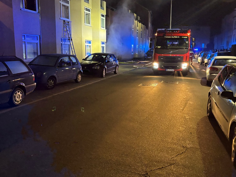 FW Düren: Brand in Hauseinfahrt - Bewohner retten sich über Leitern - Foto: presseportal.de