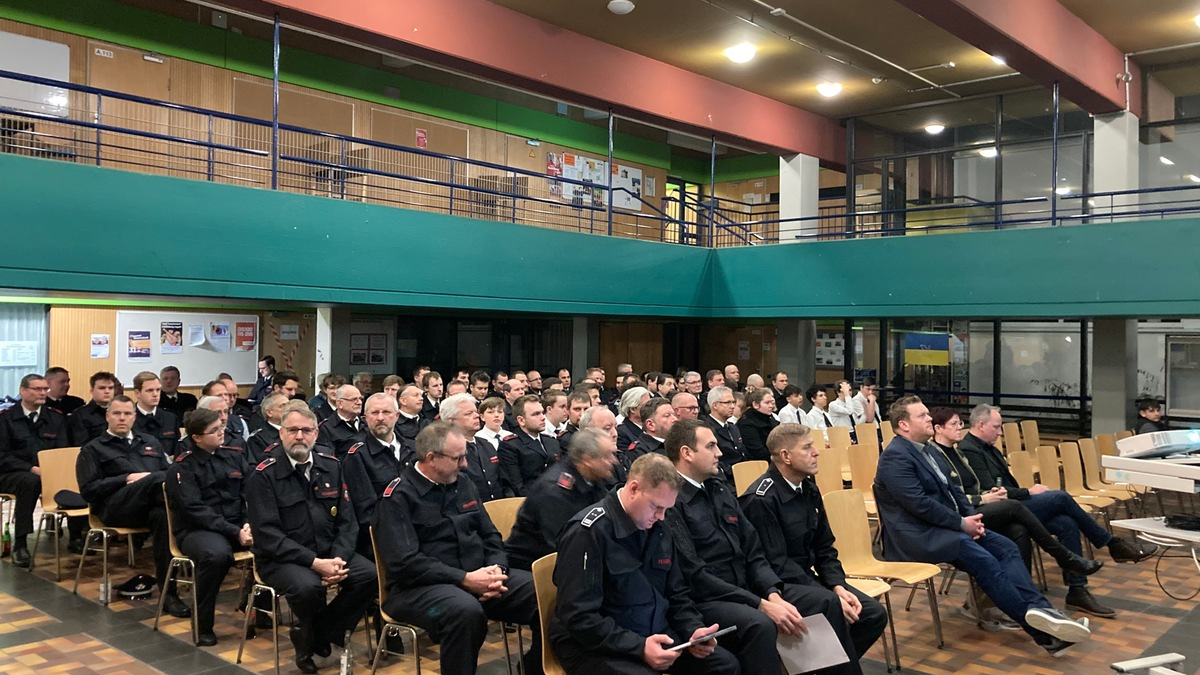 FW Tönisvorst: Generalhauptversammlung der Feuerwehr Tönisvorst: 353 Einsätze im vergangenen Jahr - Foto: presseportal.de