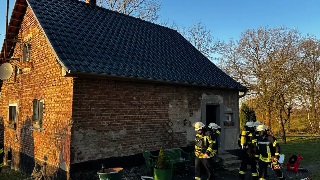 FW Hennef: B 2 Kaminbrand in Einfamilienhaus - Bild: presseportal.de