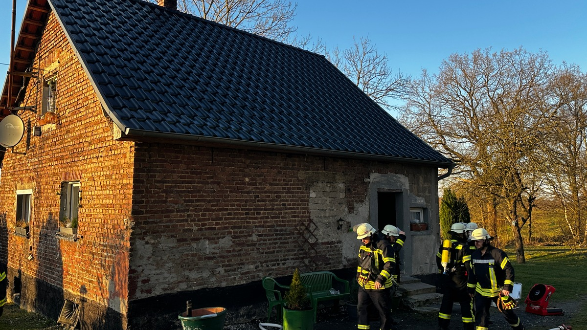 FW Hennef: B 2 Kaminbrand in Einfamilienhaus - Foto: presseportal.de