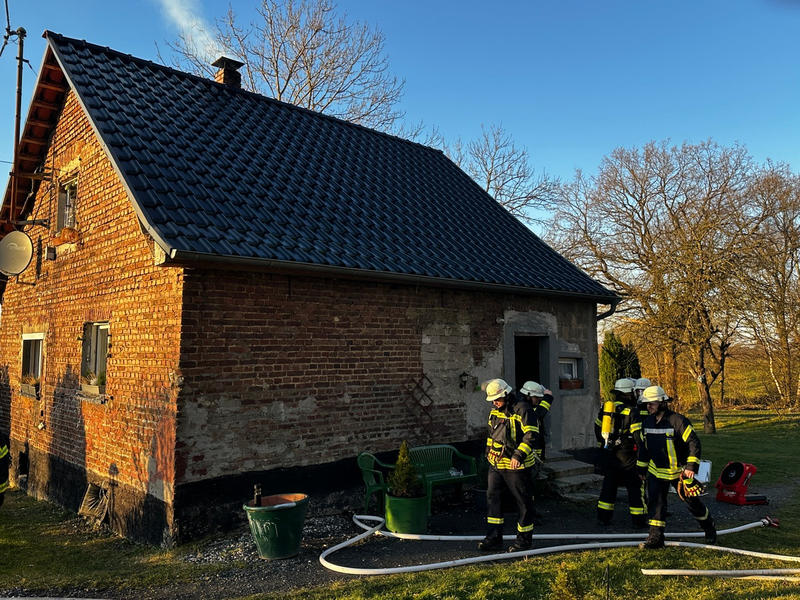 FW Hennef: B 2 Kaminbrand in Einfamilienhaus - Foto: presseportal.de